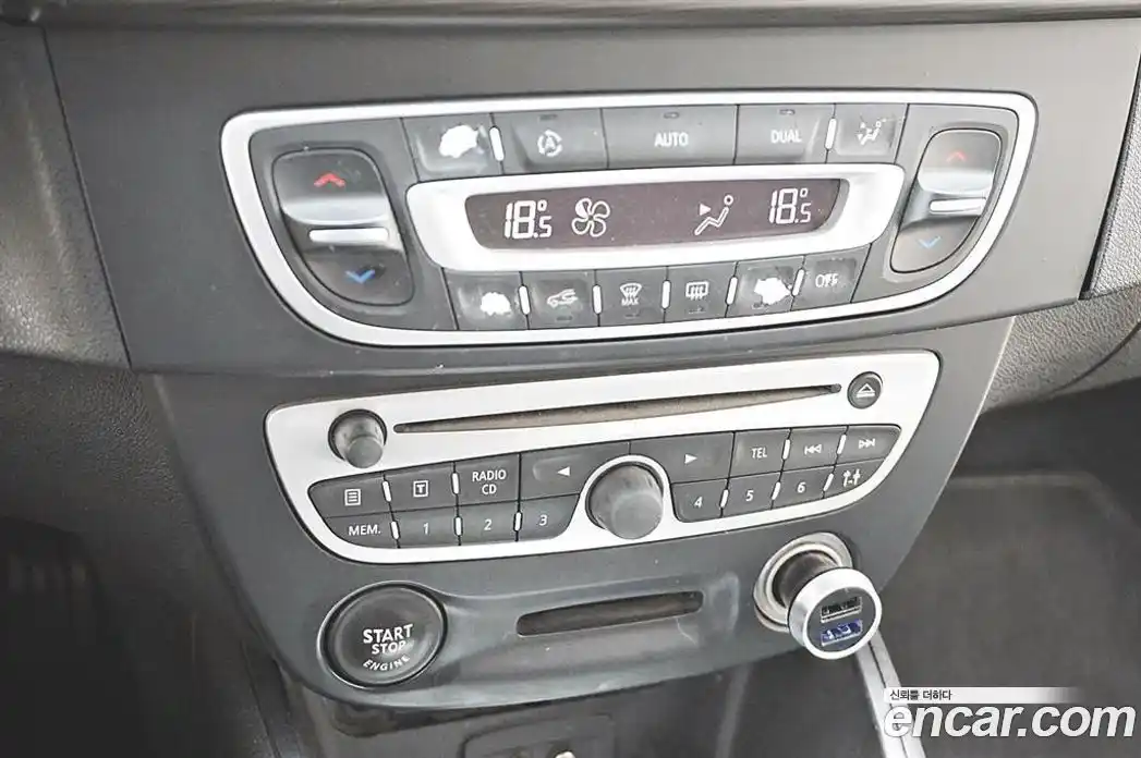 Renault SM3 2010 1.6 Автомат в Москве № 210035, фото 13