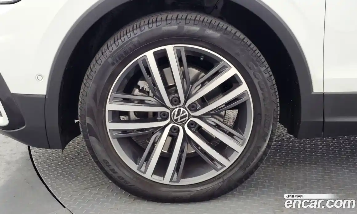 Volkswagen Tiguan 2023 2.0 Автомат в Москве № 199072, фото 15