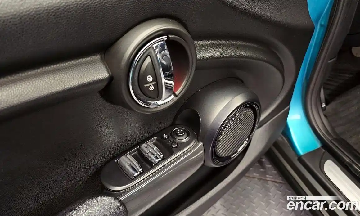 Mini Cooper Convertible 2016 1.5 Автомат в Москве № 214399, фото 13