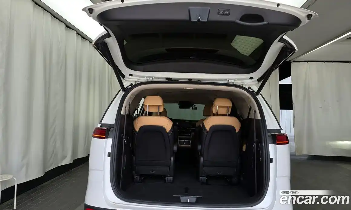 Kia Canival 2023 3.5 Автомат в Москве № 124242, фото 5