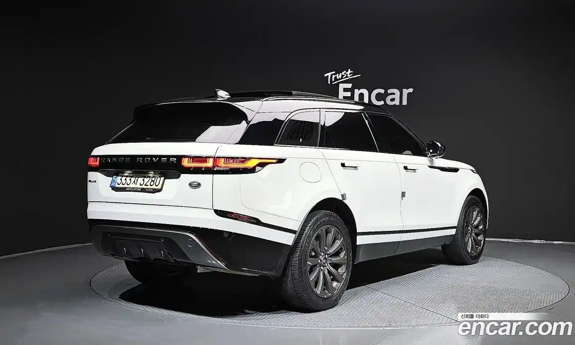 Land Rover Range-Rover Velar 2023 2.0 Автомат в Москве № 166144, фото 1