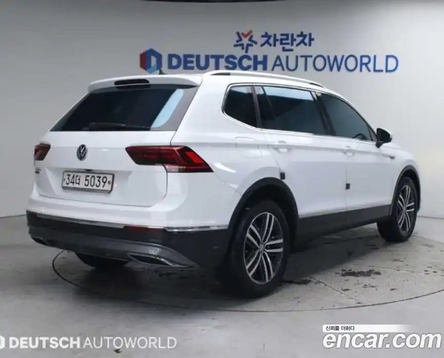 Volkswagen Tiguan 2018 2.0 Автомат в Москве № 401123, фото 3