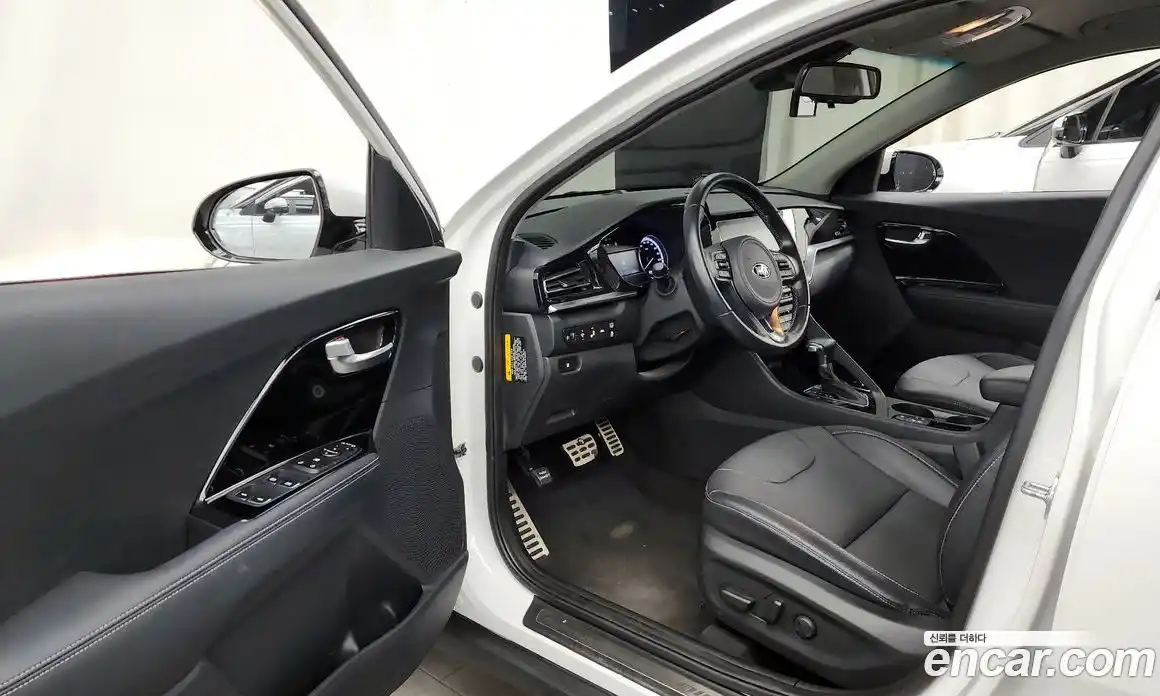 Kia Niro 2020 1.6 Автомат в Москве № 121108, фото 17