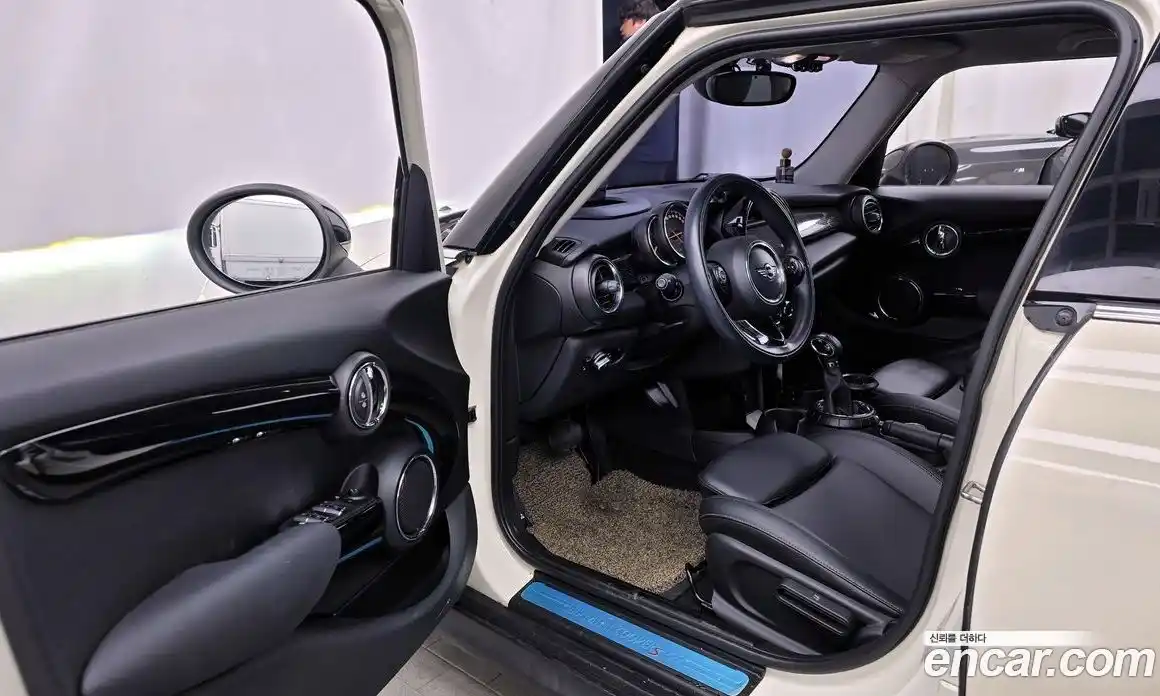 Mini Cooper 2017 2.0 Автомат в Москве № 175847, фото 18