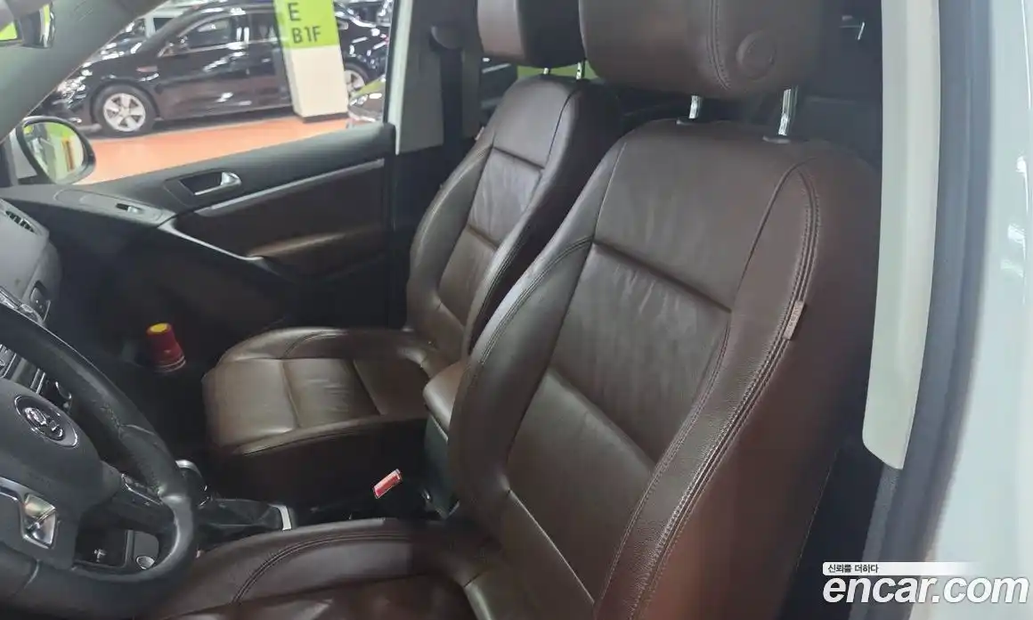 Volkswagen Tiguan 2015 2.0 Автомат в Москве № 196389, фото 14