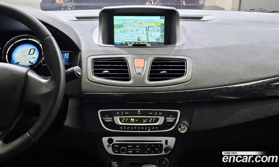 Renault SM3 2015 1.6 Автомат в Москве № 209392, фото 17