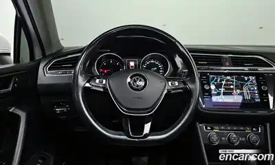 Volkswagen Tiguan 2020 2.0 Автомат в Москве № 215119, миниатюра 3