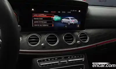 Mercedes-Benz E-Class 2023 2.0 Автомат в Москве № 223981, миниатюра 2