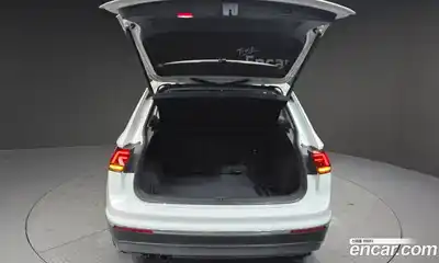 Volkswagen Tiguan 2020 2.0 Автомат в Москве № 232145, миниатюра 3