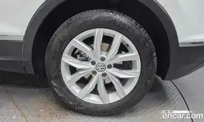 Volkswagen Tiguan 2020 2.0 Автомат в Москве № 232145, миниатюра 5