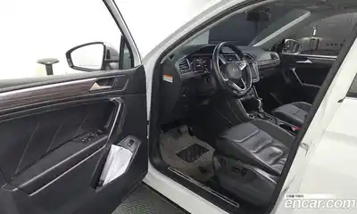 Volkswagen Tiguan 2023 2.0 Автомат в Москве № 168608, миниатюра 3