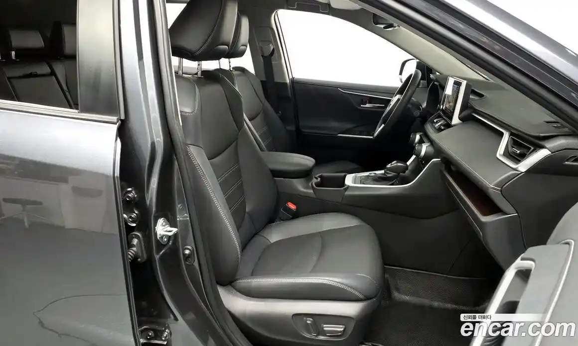 Toyota RAV4 2024 2.5 Автомат в Москве № 170125, фото 5