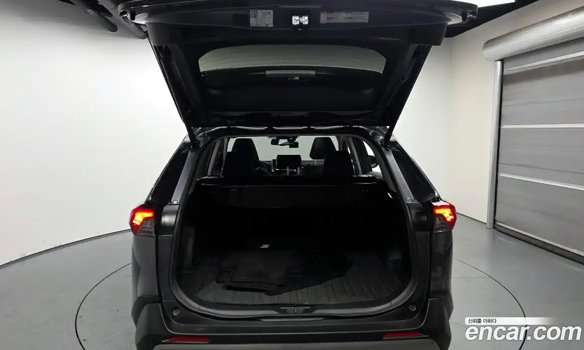 Toyota RAV4 2024 2.5 Автомат в Москве № 170125, фото 10