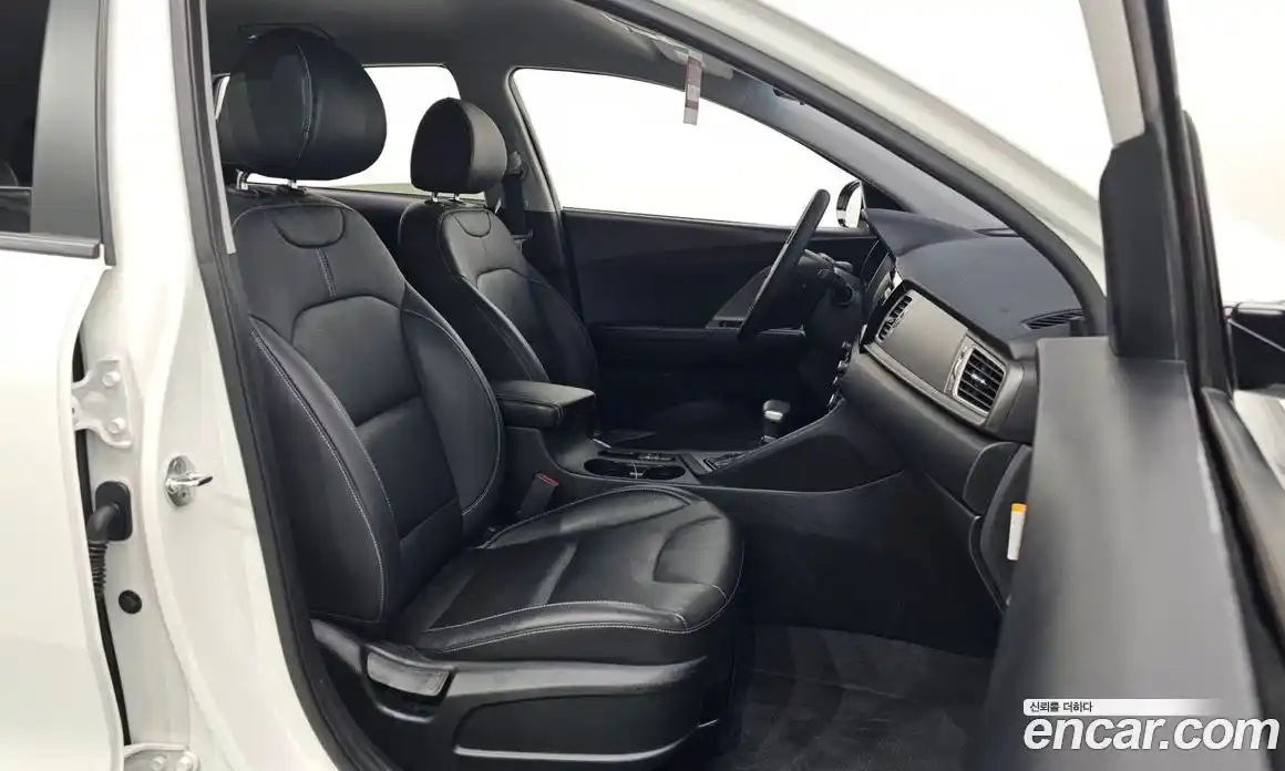 Kia Niro 2017 1.6 Автомат в Москве № 121469, фото 16