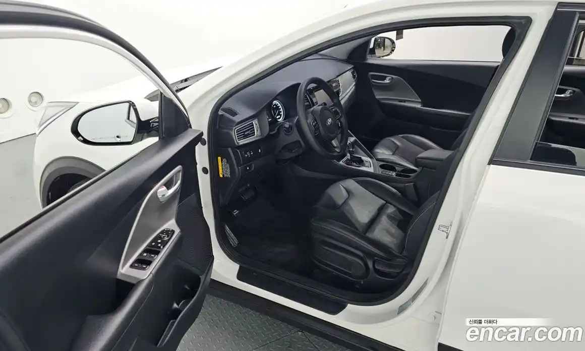 Kia Niro 2017 1.6 Автомат в Москве № 121469, фото 18