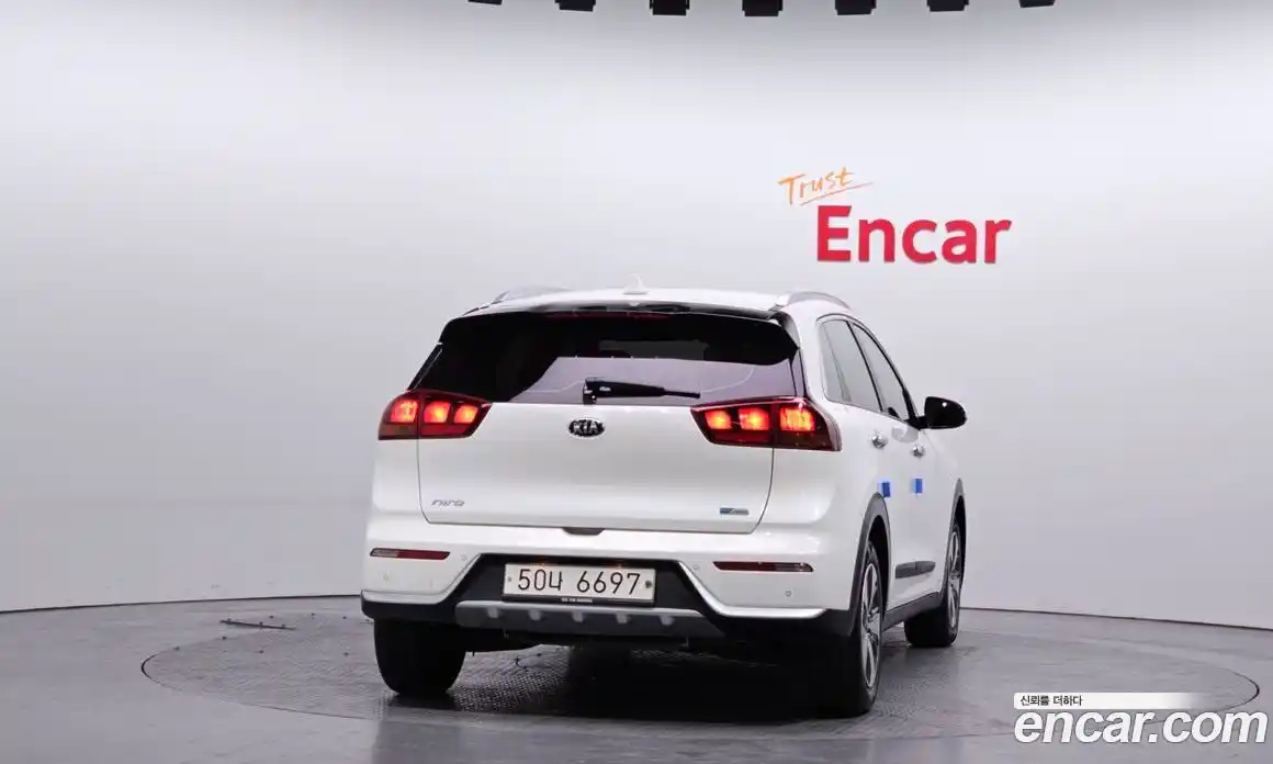 Kia Niro 2017 1.6 Автомат в Москве № 121469, фото 19