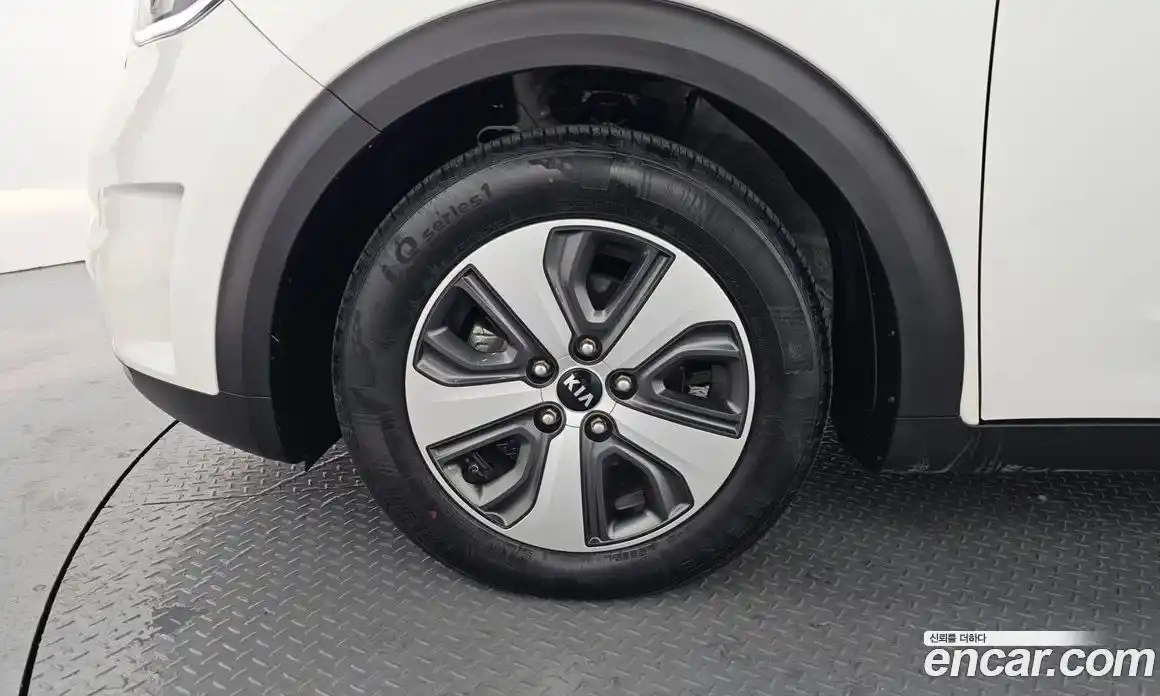 Kia Niro 2017 1.6 Автомат в Москве № 121469, фото 20