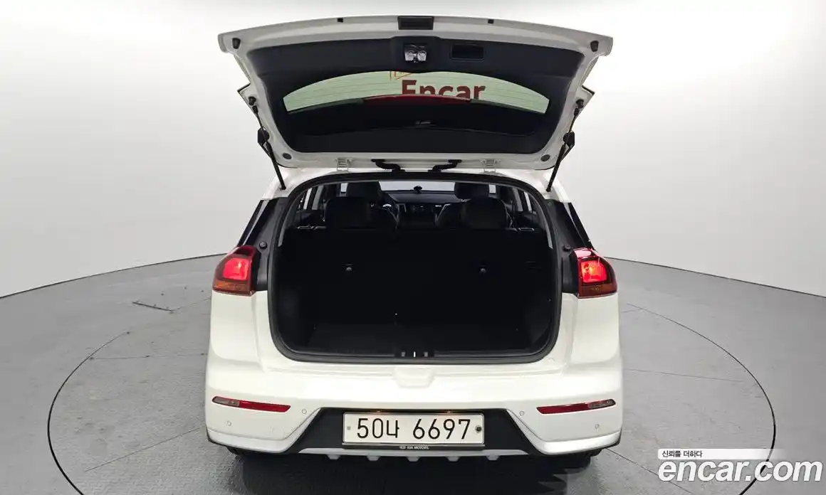 Kia Niro 2017 1.6 Автомат в Москве № 121469, фото 7