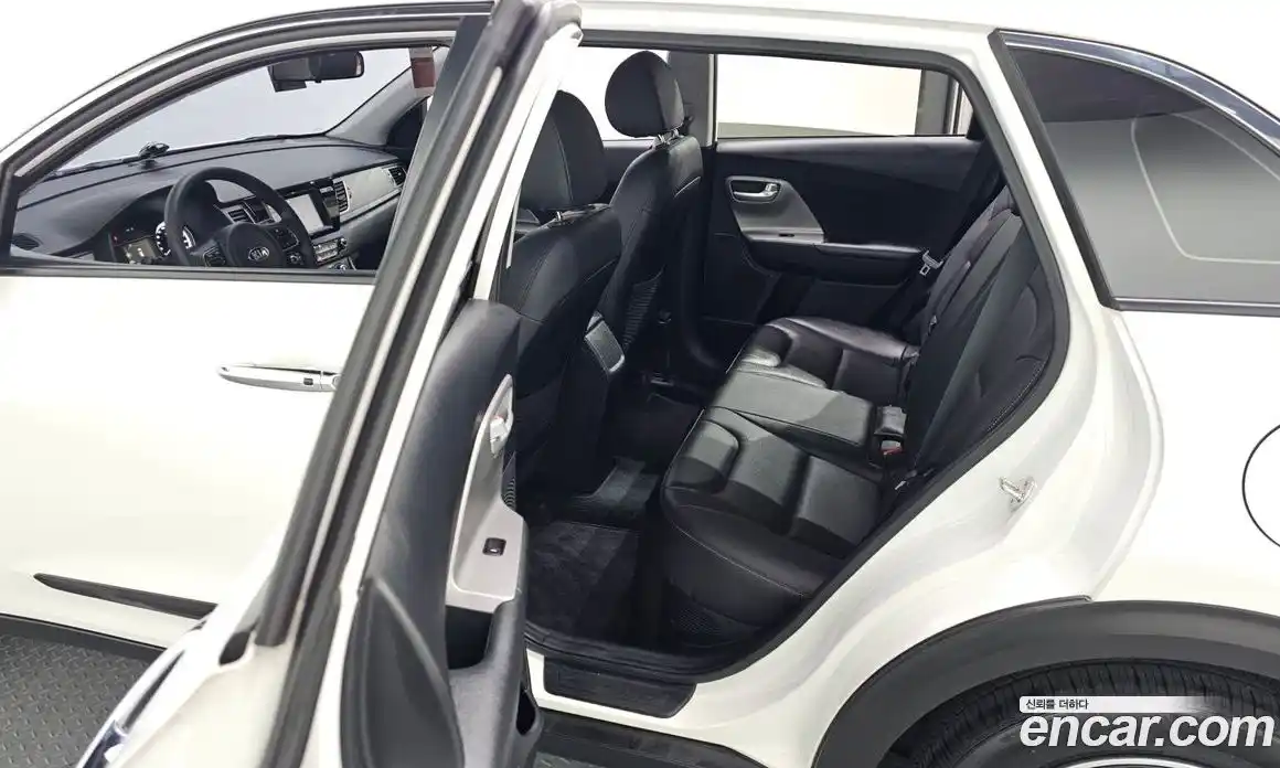 Kia Niro 2017 1.6 Автомат в Москве № 121469, фото 9