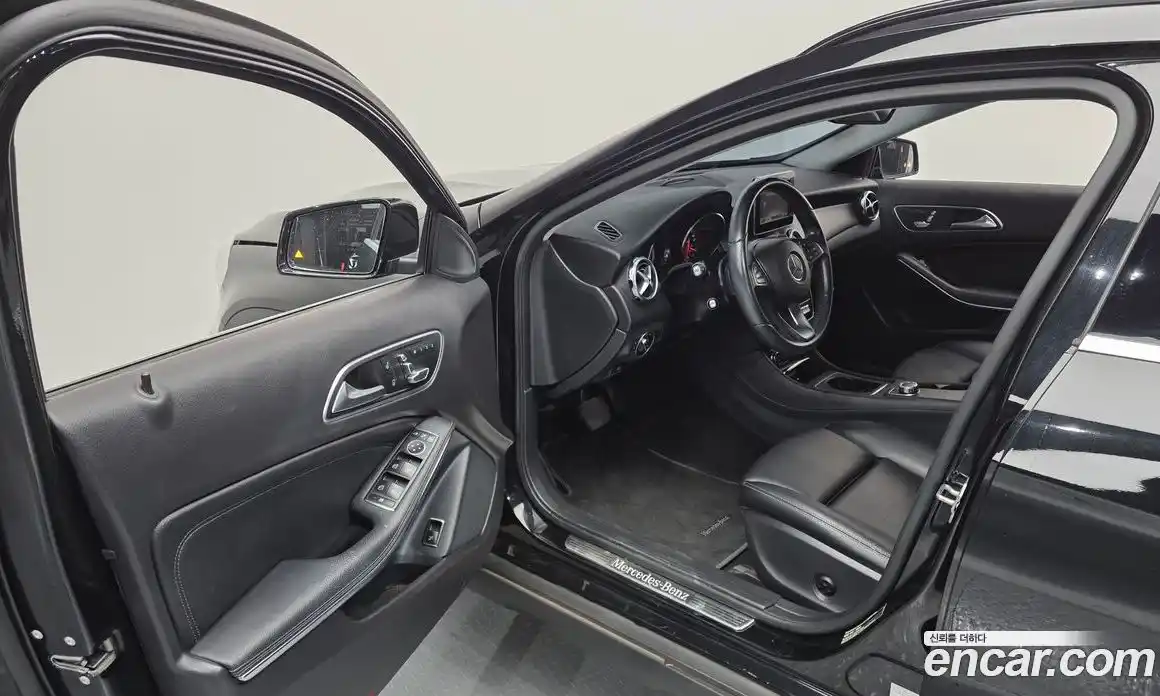 Mercedes-Benz GLA-Class 2018 2.0 Автомат в Москве № 160462, фото 16