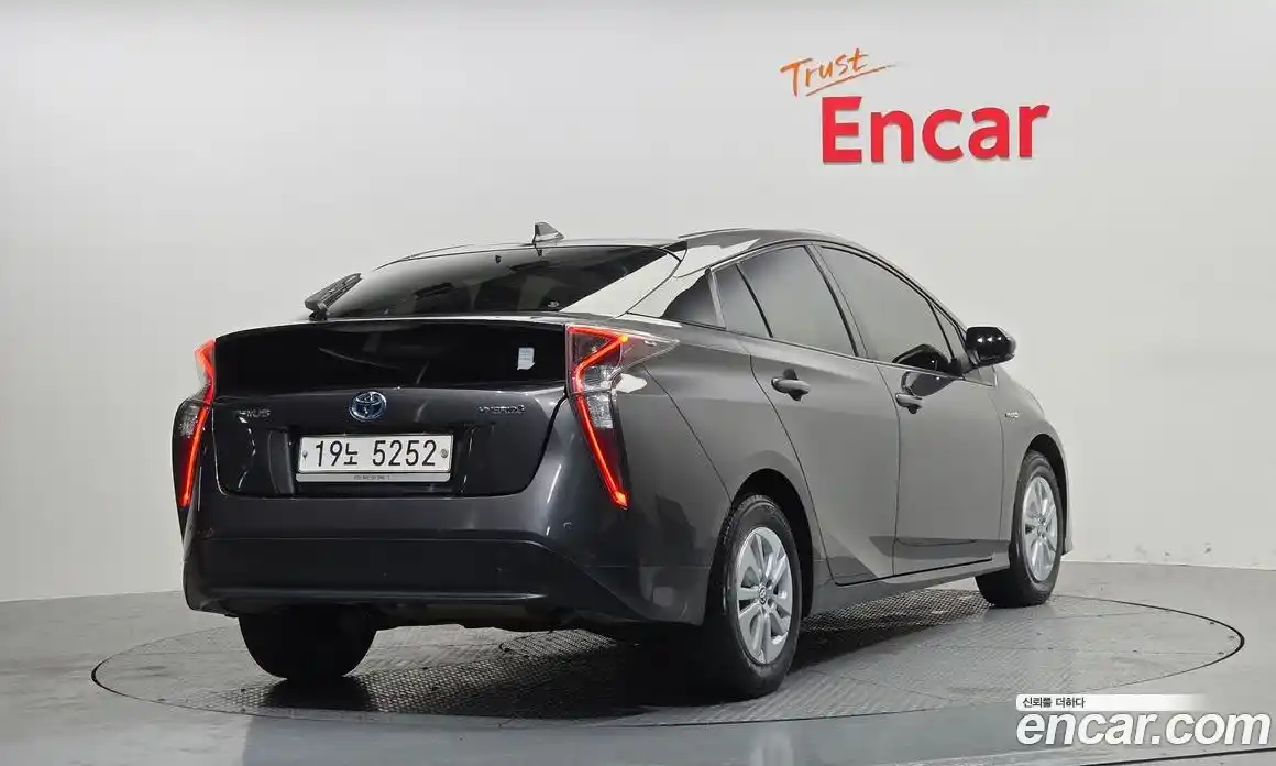 Toyota Prius 2018 1.8 Автомат в Москве № 215549, фото 16