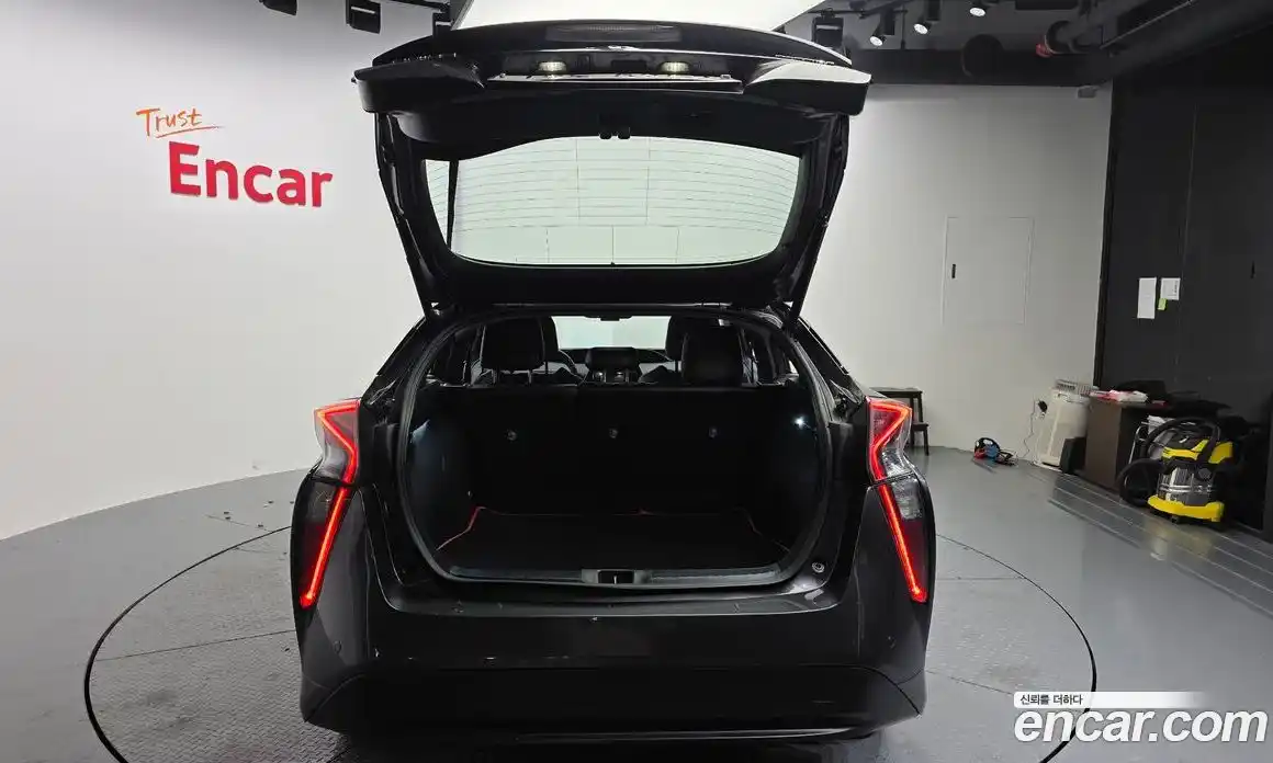 Toyota Prius 2018 1.8 Автомат в Москве № 215549, фото 8