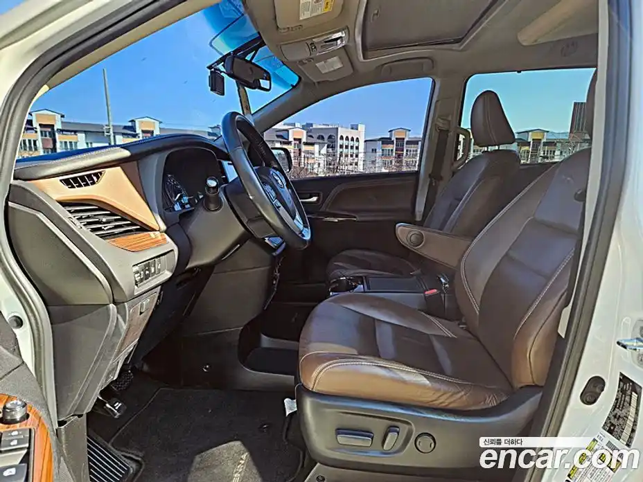 Toyota Sienna 2017 3.5 Автомат в Москве № 215667, фото 5