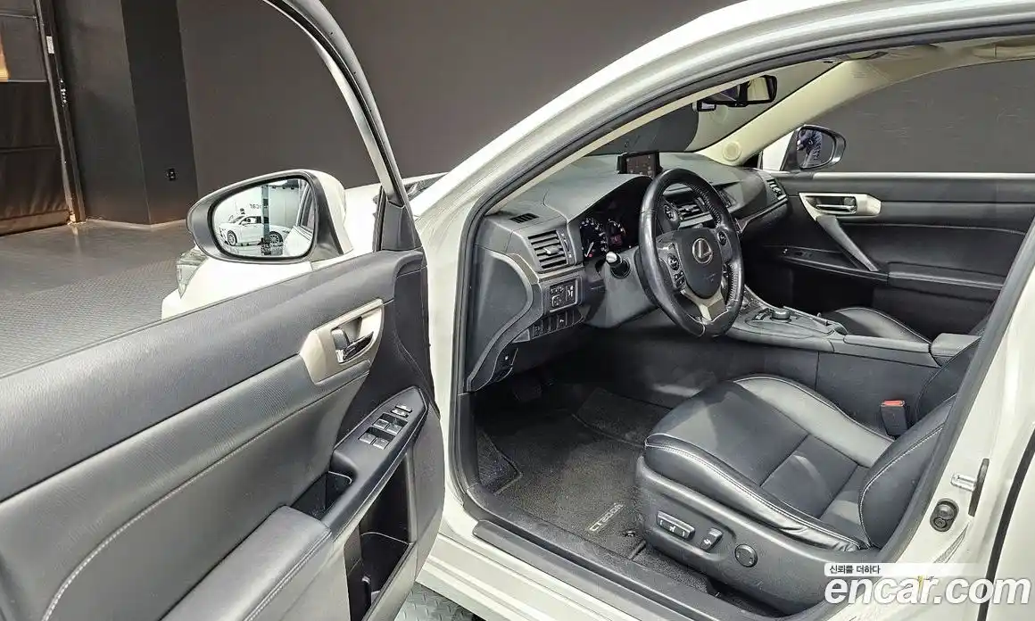 Lexus CT200h 2016 1.8 Автомат в Москве № 231978, фото 17