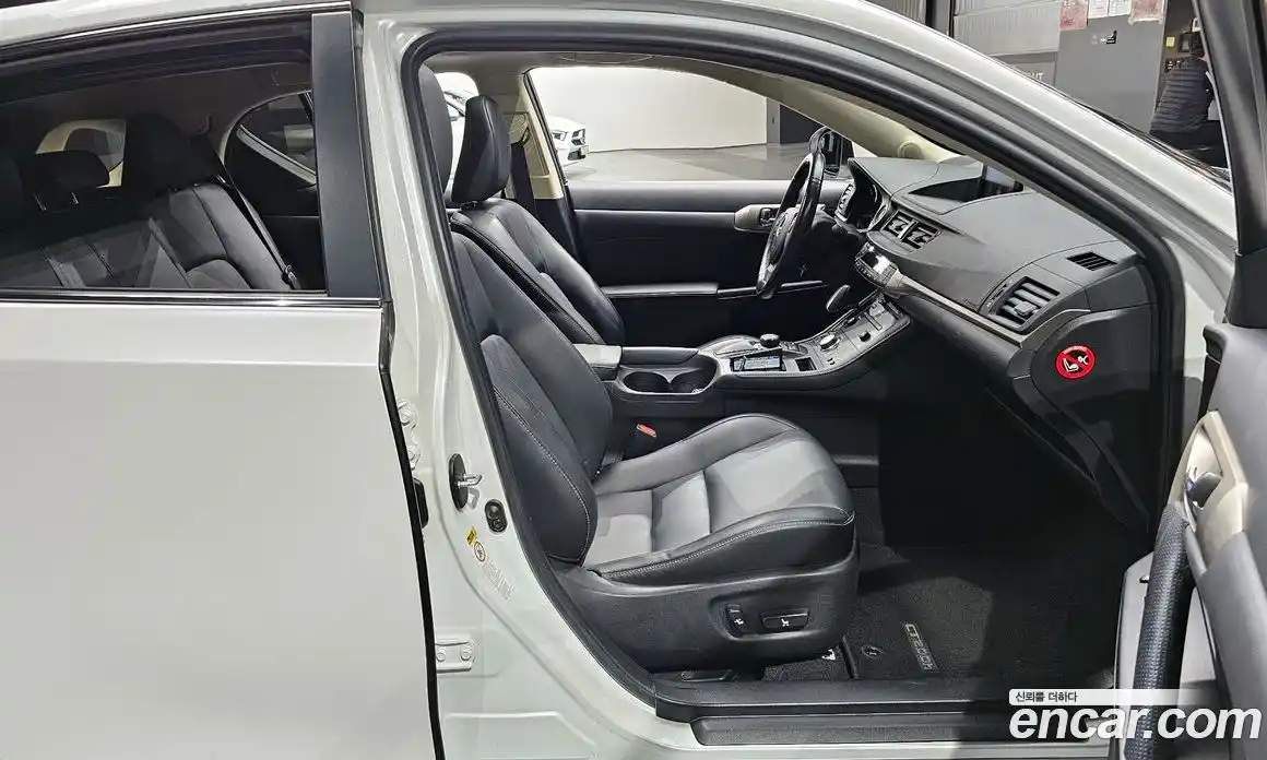 Lexus CT200h 2016 1.8 Автомат в Москве № 231978, фото 7