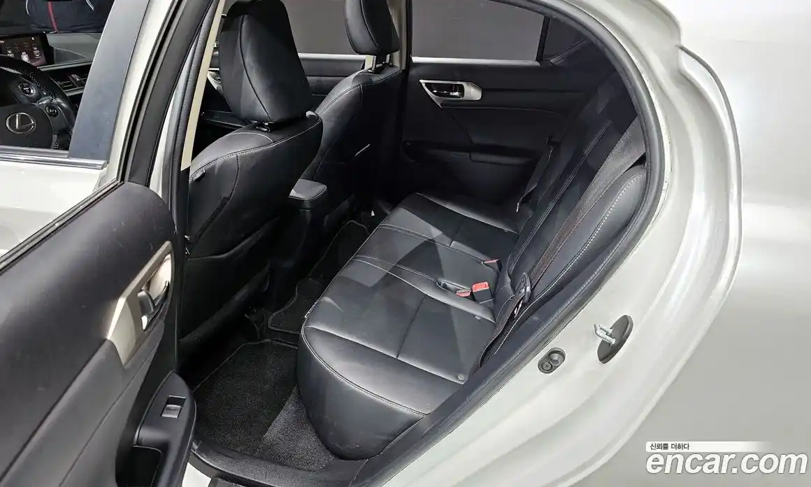 Lexus CT200h 2016 1.8 Автомат в Москве № 231978, фото 9