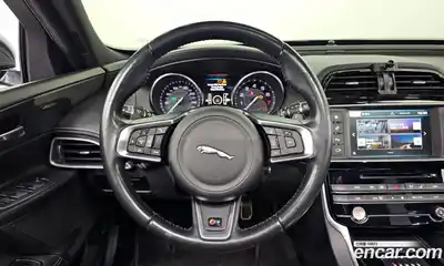 Jaguar XE, 2016