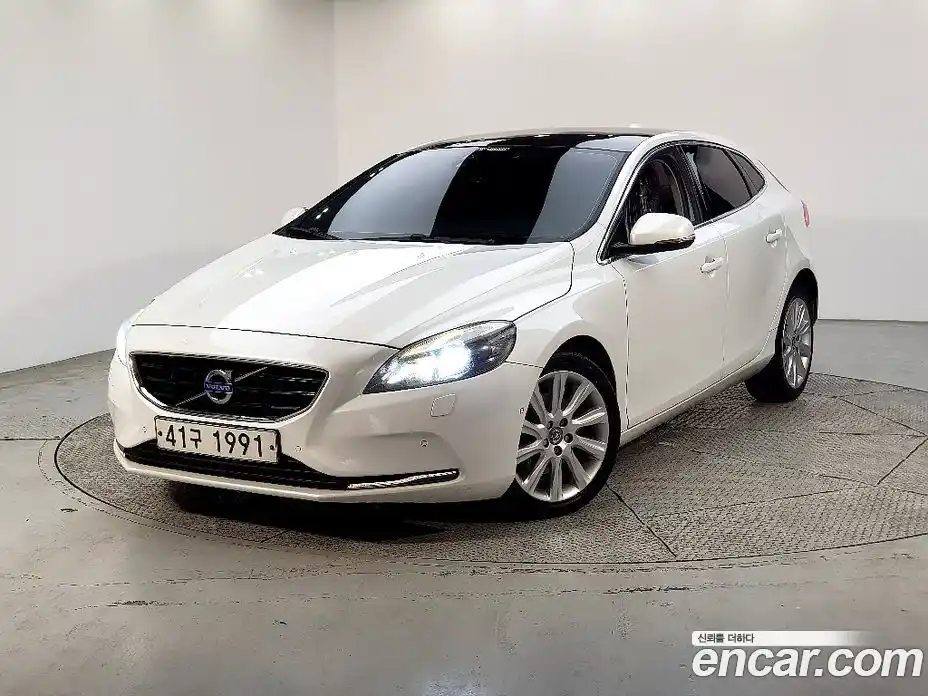 Volvo V40 2015 1.6 Автомат в Москве № 294059, фото 1