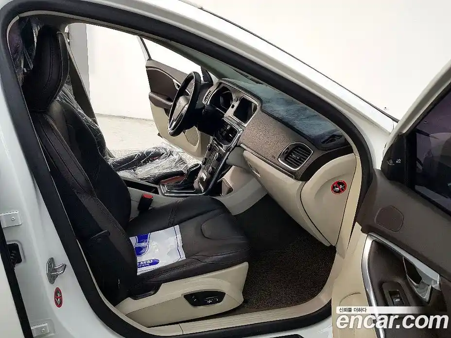 Volvo V40 2015 1.6 Автомат в Москве № 294059, фото 13