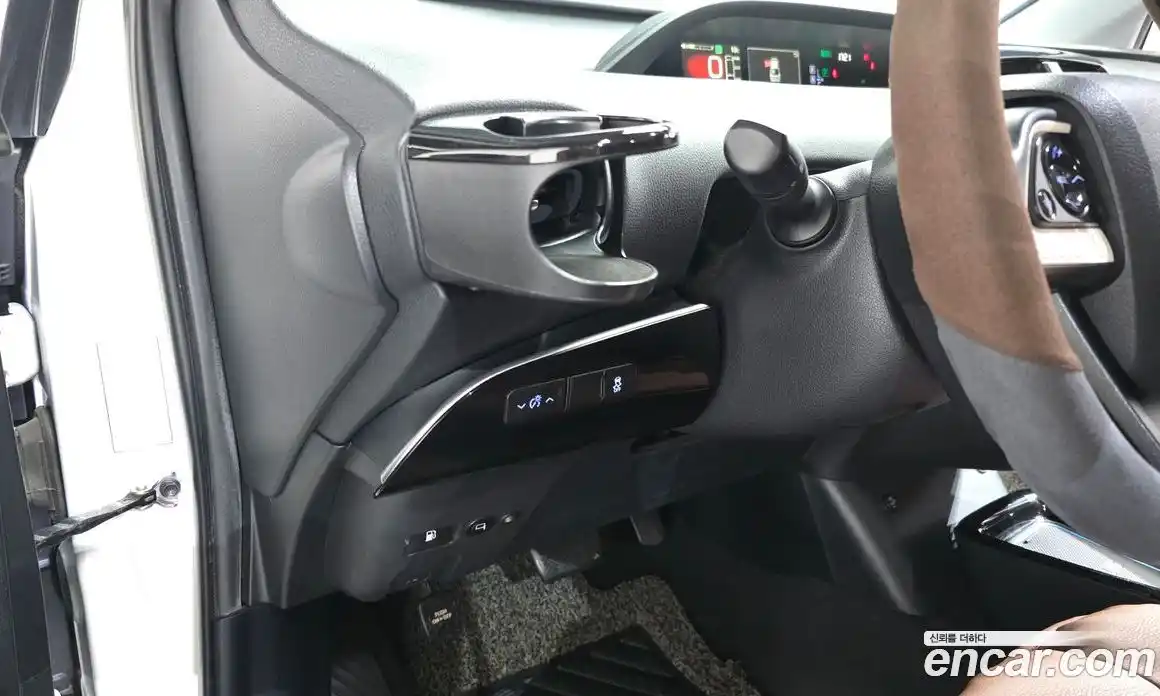 Toyota Prius 2017 1.8 Автомат в Москве № 384131, фото 12