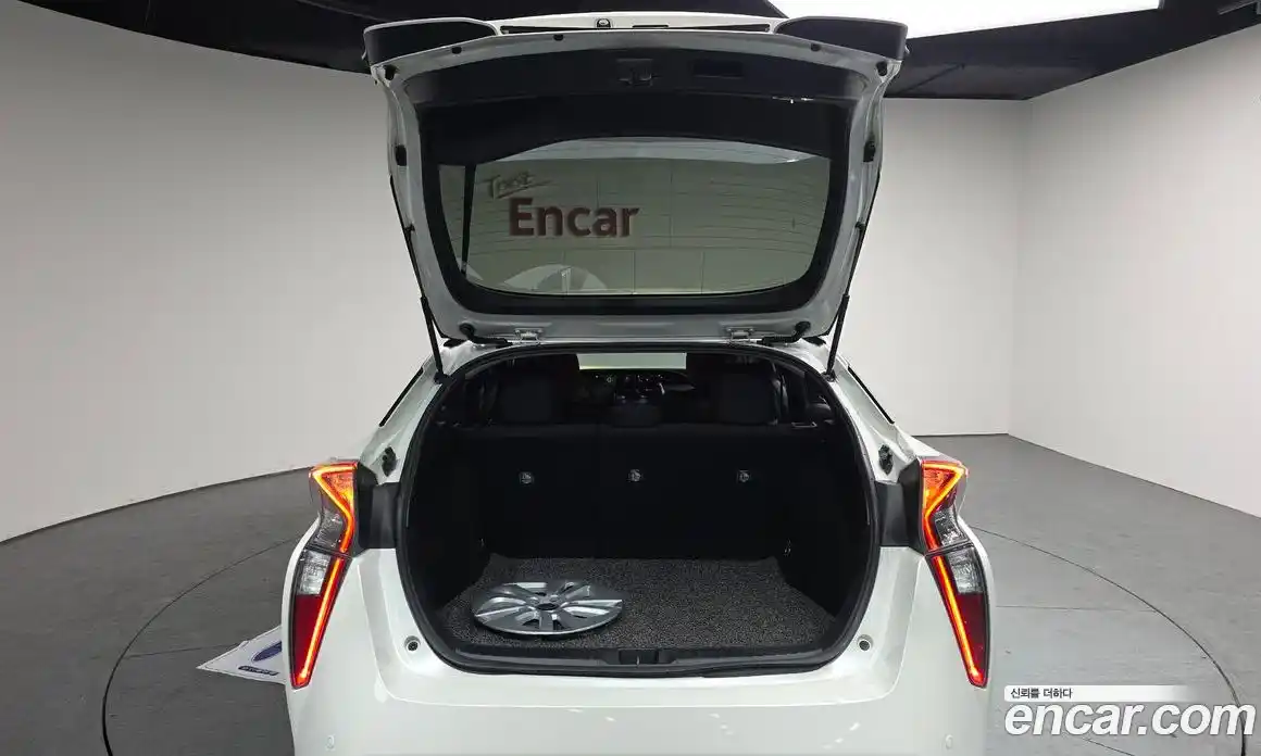 Toyota Prius 2017 1.8 Автомат в Москве № 384131, фото 19