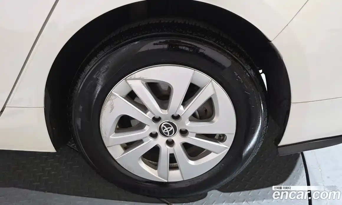 Toyota Prius 2017 1.8 Автомат в Москве № 384131, фото 4