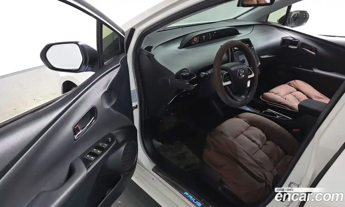 Toyota Prius 2017 1.8 Автомат в Москве № 384131, фото 9