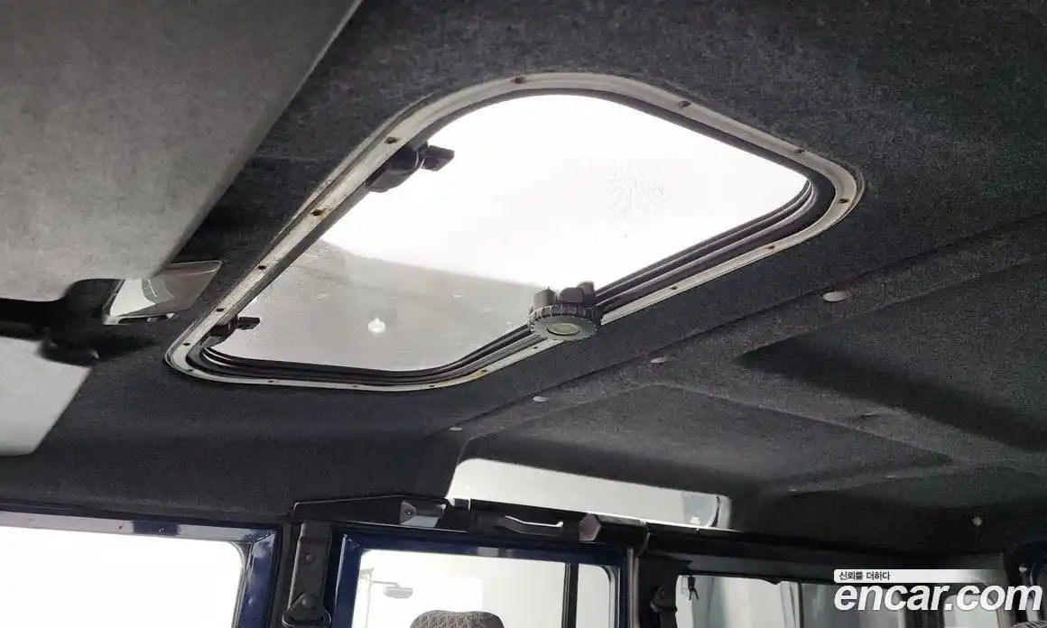 Land Rover Defender 2000 2.4 Механическая в Москве № 165965, фото 15