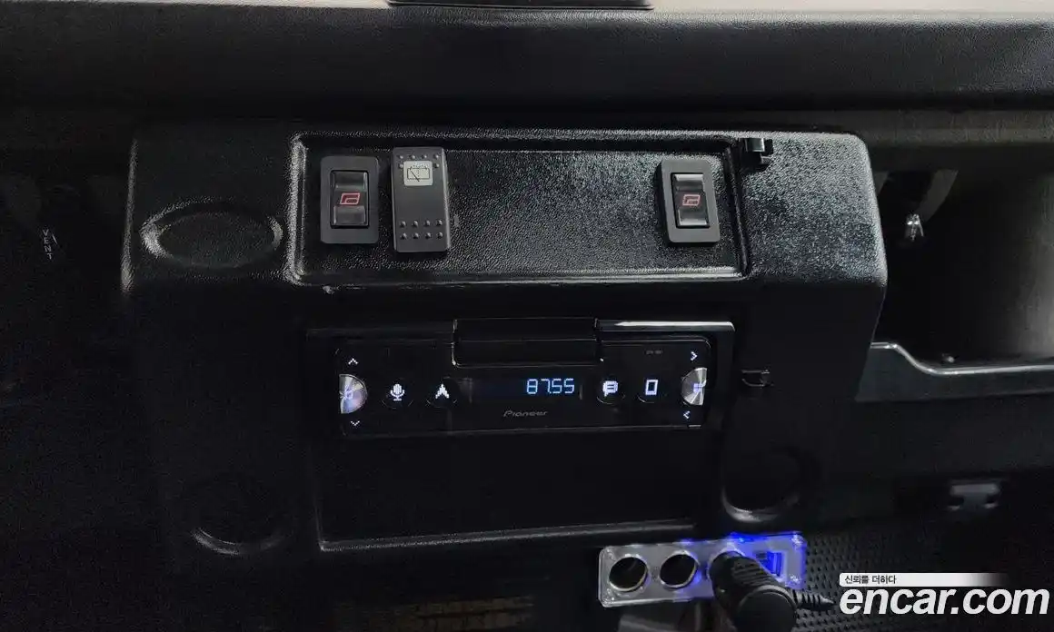 Land Rover Defender 2000 2.4 Механическая в Москве № 165965, фото 18