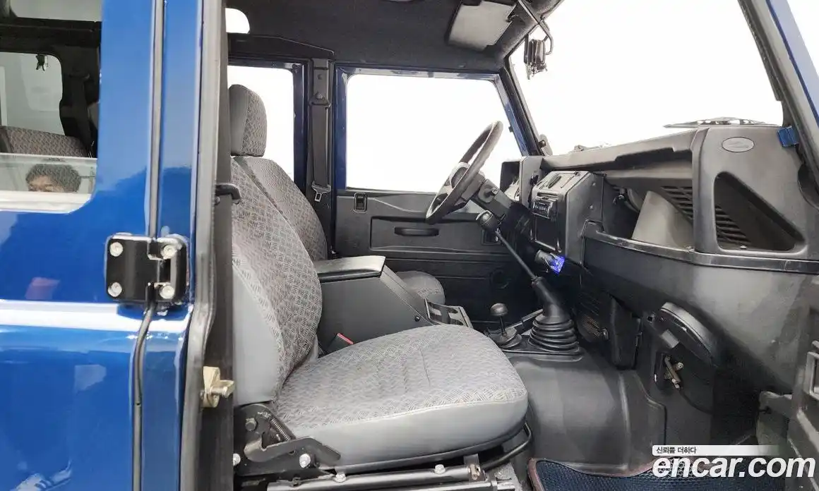 Land Rover Defender 2000 2.4 Механическая в Москве № 165965, фото 3