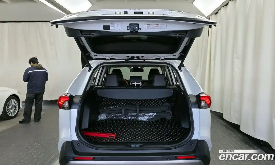 Toyota RAV4 2024 2.5 Автомат в Москве № 170187, фото 13