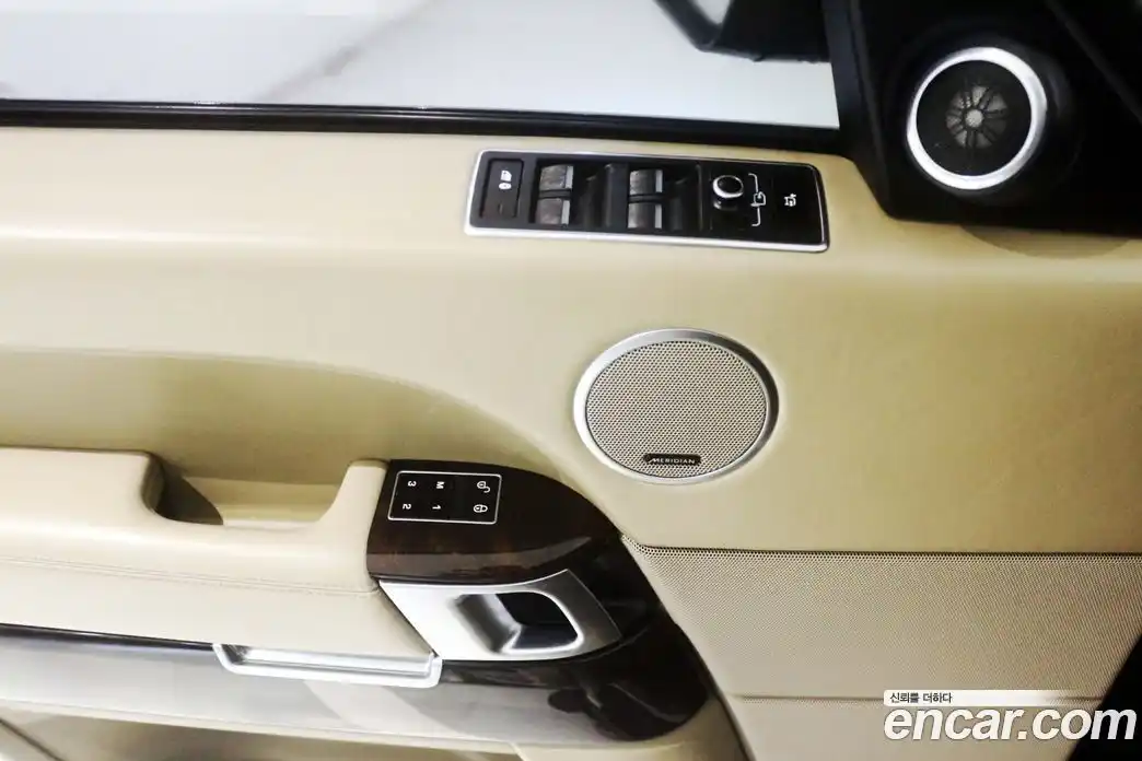 Land Rover Range-Rover 2015 4.4 Автомат в Москве № 252577, фото 14