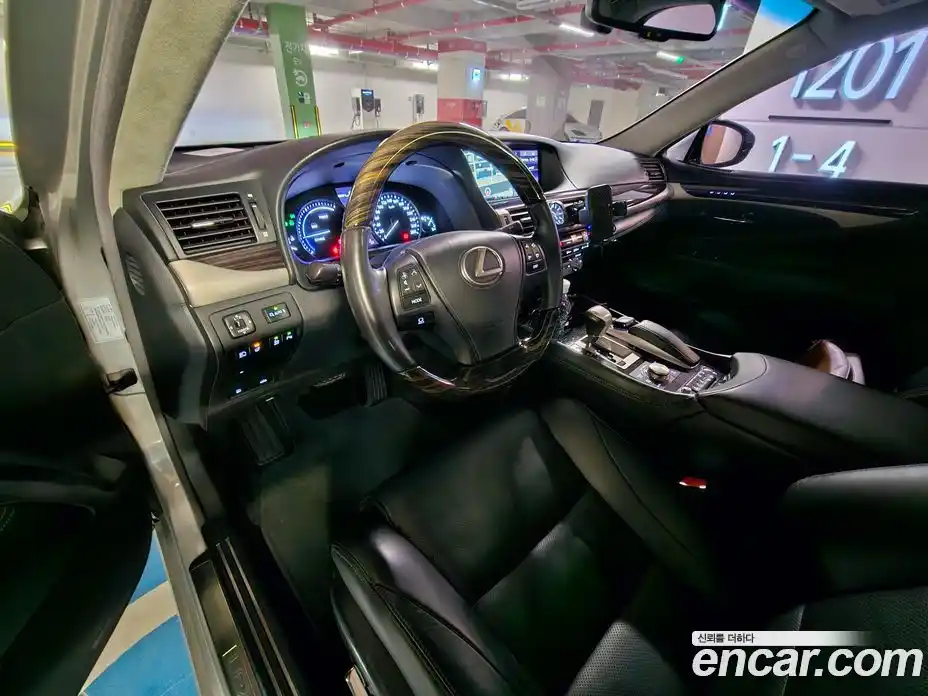 Lexus LS 2015 5.0 Автомат в Москве № 334295, фото 17