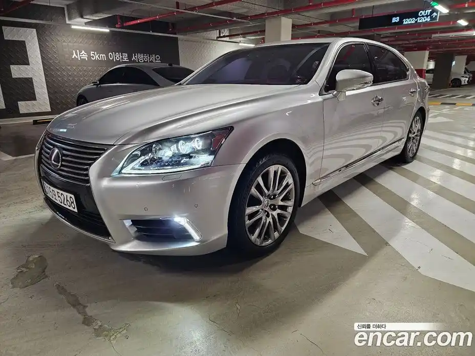 Lexus LS 2015 5.0 Автомат в Москве № 334295, фото 3