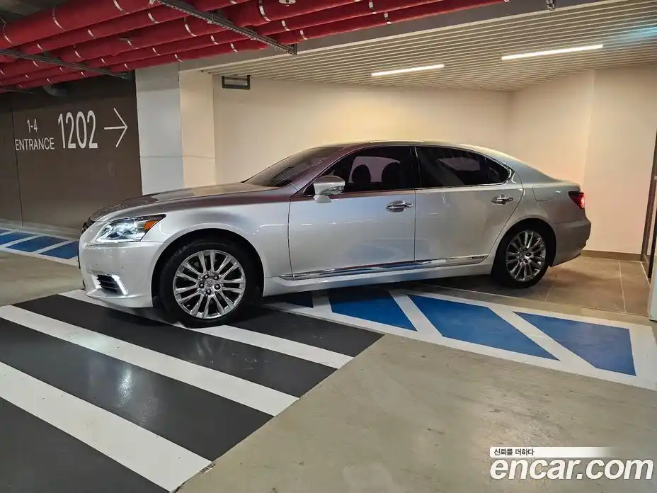 Lexus LS 2015 5.0 Автомат в Москве № 334295, фото 4