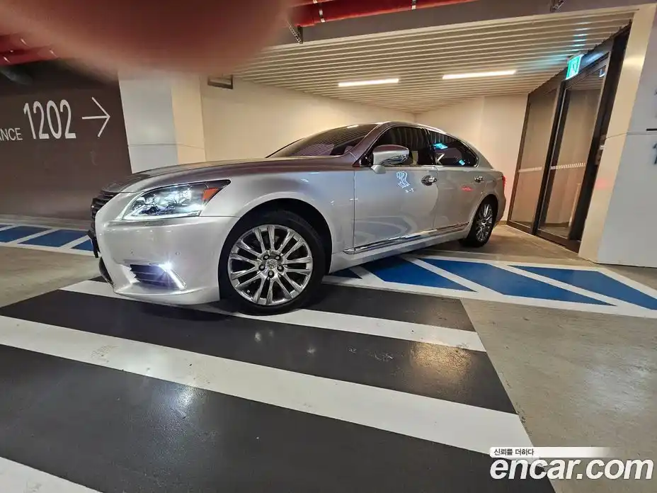 Lexus LS 2015 5.0 Автомат в Москве № 334295, фото 10