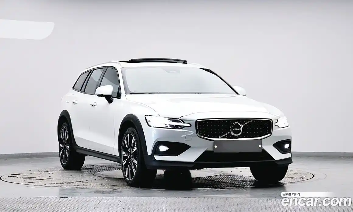 Volvo V60 2023 2.0 Автомат в Москве № 164741, фото 3