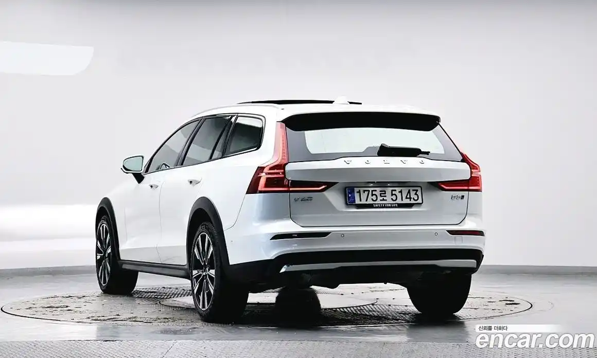 Volvo V60 2023 2.0 Автомат в Москве № 164741, фото 4