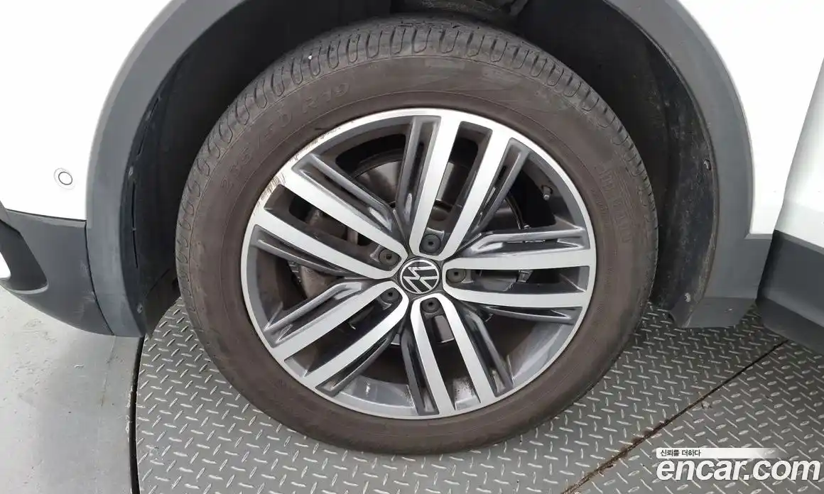 Volkswagen Tiguan 2023 2.0 Автомат в Москве № 168535, фото 17