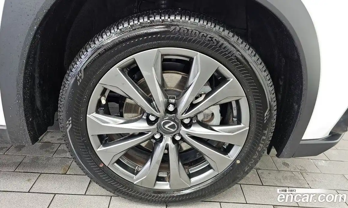 Lexus UX 2024 2.0 Автомат в Москве № 198737, фото 19